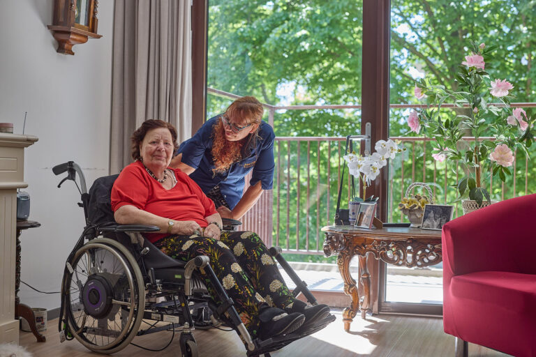 Verzorger samen met bewoner in kamer