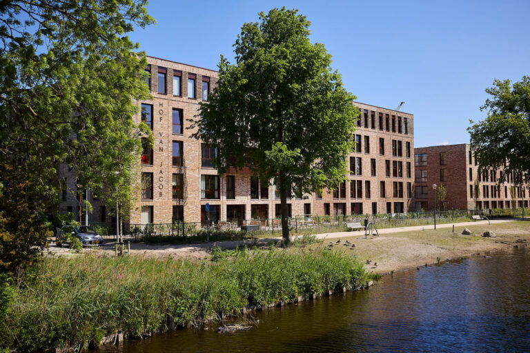 Vooraanzicht Kloosterkwartier GH aan het water.