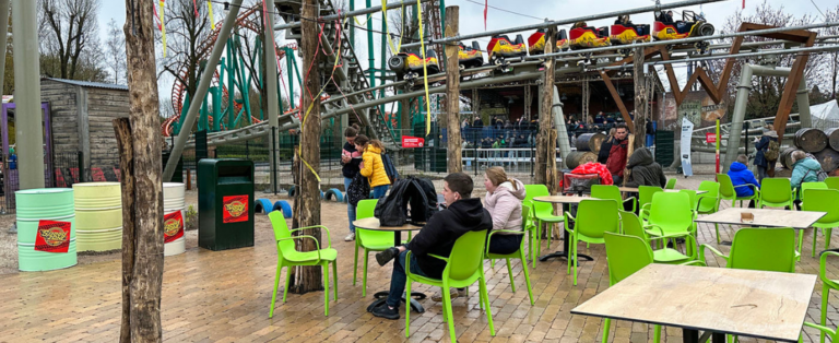 Zit mogelijkheden op stoelen in Walibi