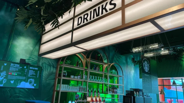 De binnenkant bij de bar van Yummy Tummy.